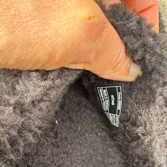 CROCS Black Fuzzy Slippers - Picture 4 of 4
